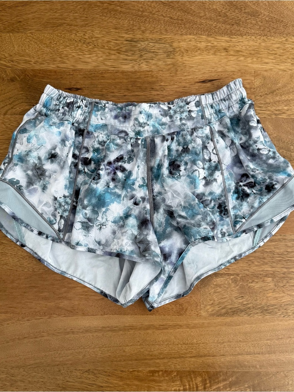 Like New Lululemon Hotty Hot Low Rise Lined Short - Size 10